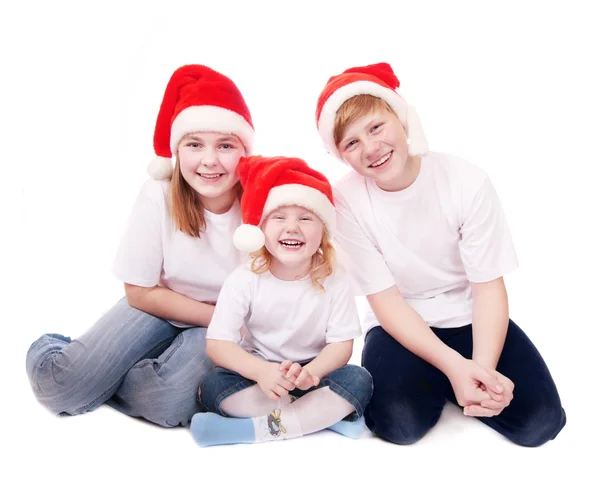 Děti v červené vánoční čepice — Stock fotografie