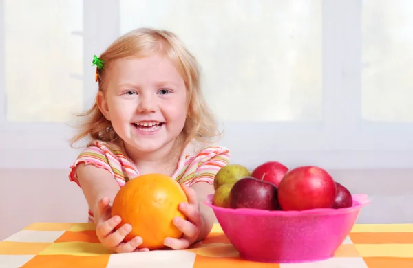 Kind met vruchten — Stockfoto