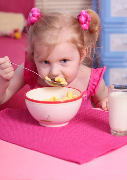 Маленька дівчинка з їжею — стокове фото