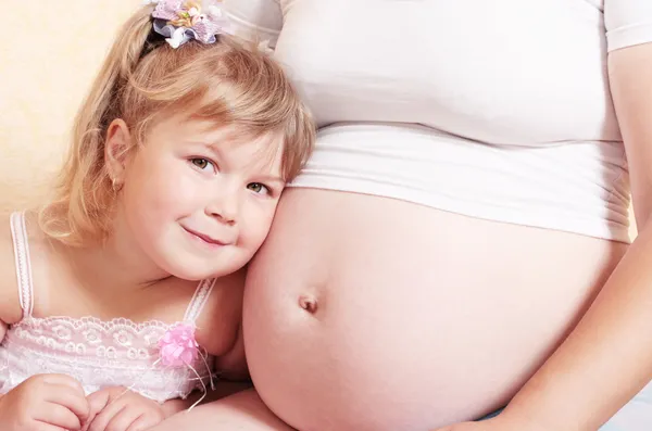 Schwangere Frauen mit Mädchen — Stockfoto