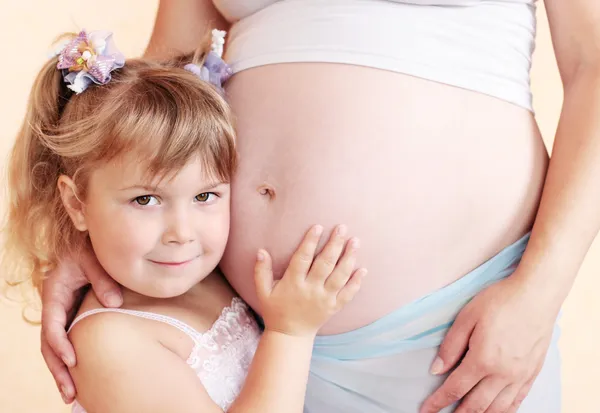Zwangere vrouwen met meisje — Stockfoto