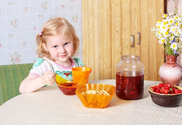 Gıda ile küçük kız — Stok fotoğraf