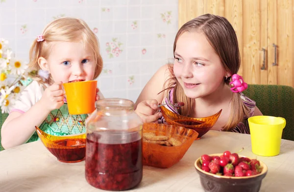Children with food — Stockfoto