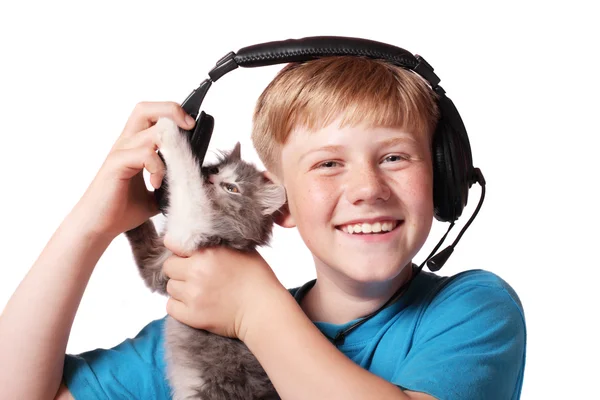 Jongen en kat in hoofd-telefoons — Stockfoto