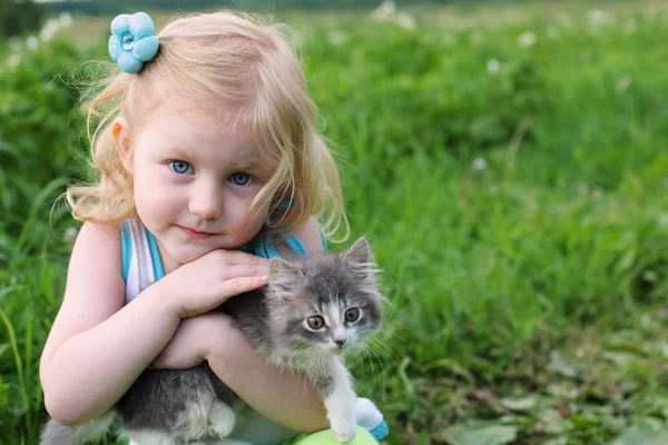 Menina e gato — Fotografia de Stock