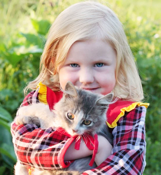 Девочка и кошка — стоковое фото