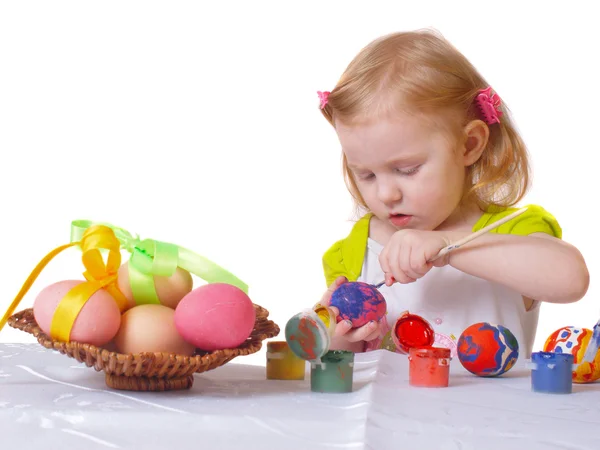Chica pintar huevo de Pascua — Foto de Stock
