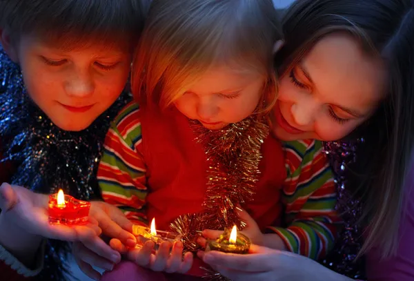 Діти зі свічкою — стокове фото