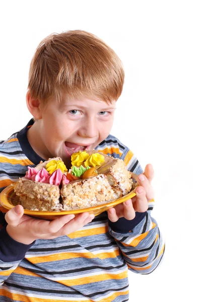 Мальчик с пирогом изолирован на белом — стоковое фото