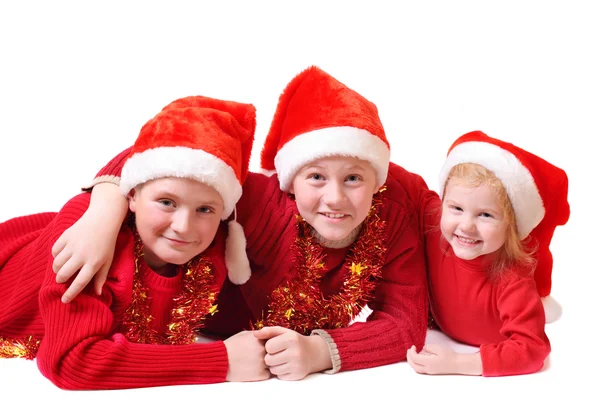 Παιδιά σε κόκκινα καπέλα Χριστουγέννων — Φωτογραφία Αρχείου