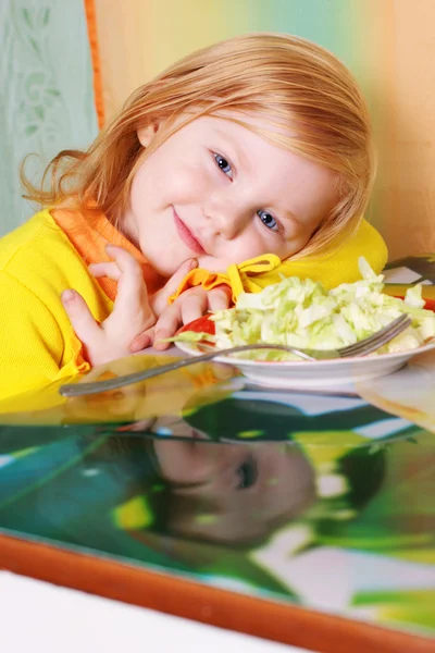 Küçük kız witn salata — Stok fotoğraf
