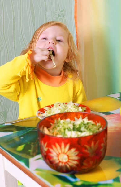 Salata ile küçük kız — Stok fotoğraf