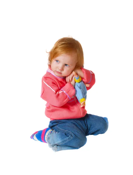 Маленька дівчинка з іграшкою ізольована на білому — стокове фото