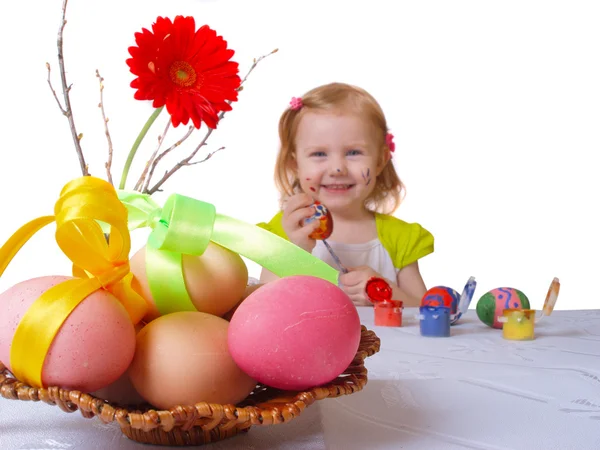 Menina pintar ovo de Páscoa — Fotografia de Stock