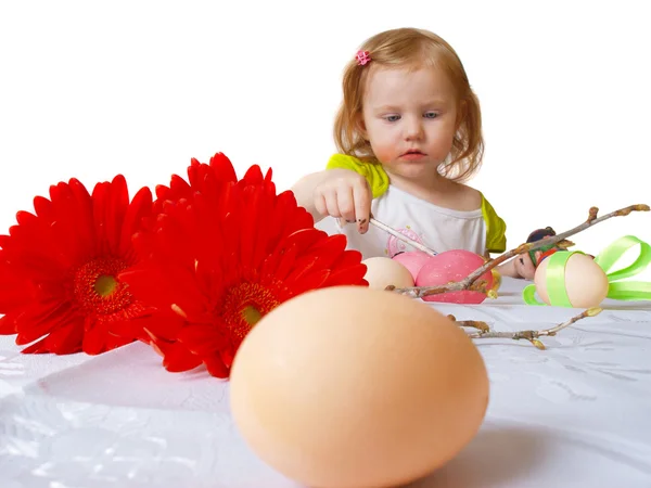 Chica pintar huevo de Pascua —  Fotos de Stock