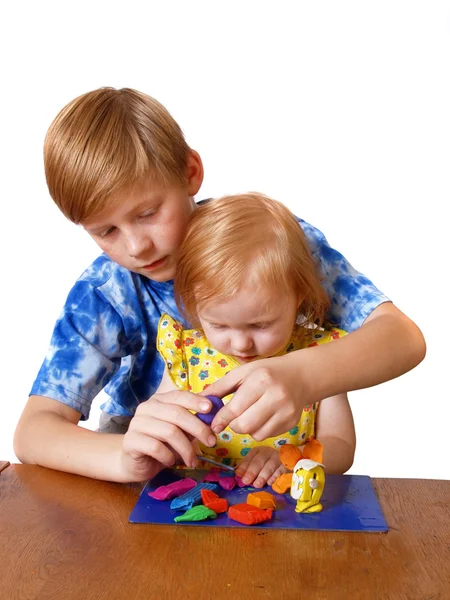 Мальчик и девочка с пластилином — стоковое фото