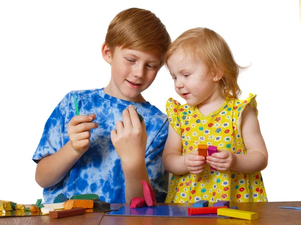 Мальчик и девочка с пластилином — стоковое фото