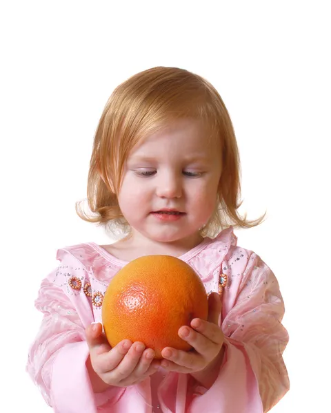 Ребёнок с апельсином — стоковое фото