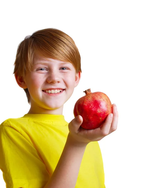 Jongen met granaatappel — Stockfoto