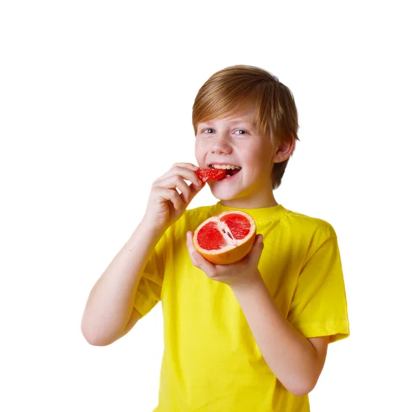 Jongen met grapefruit — Stockfoto