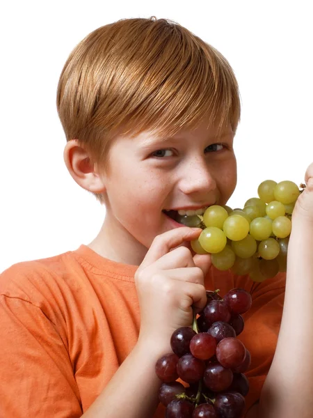 Мальчик с виноградом — стоковое фото