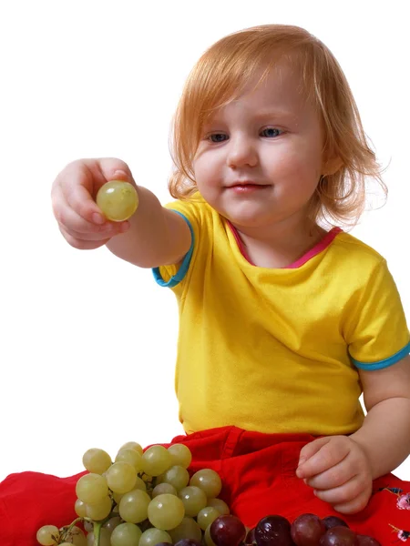 Ребенок с виноградом — стоковое фото