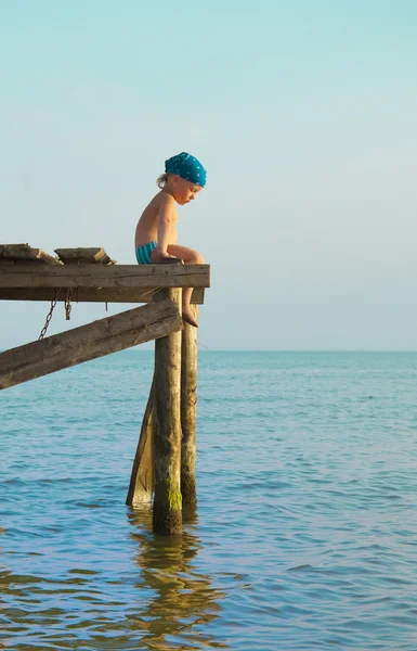 De eenzame jongen op een ponton — Stockfoto