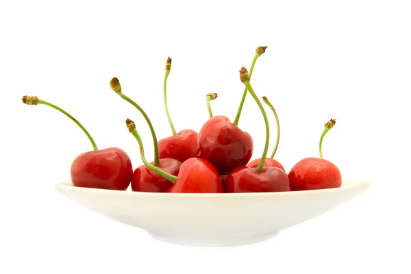 Érett cseresznye egy fehér tányérra csoportja — Stock Fotó