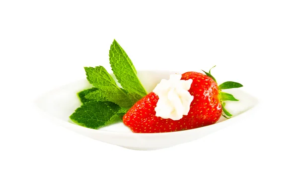 Rijpe aardbeien met crème — Stockfoto