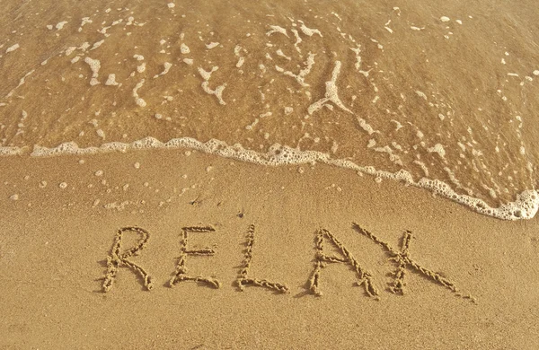 Inscrição Relaxe em uma areia — Fotografia de Stock