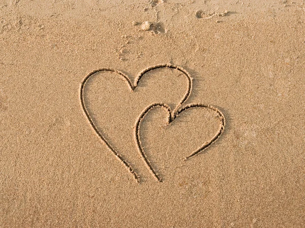 Cuori disegnati sulla sabbia — Foto Stock