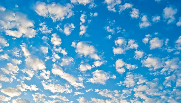 Плюмозные облака — стоковое фото