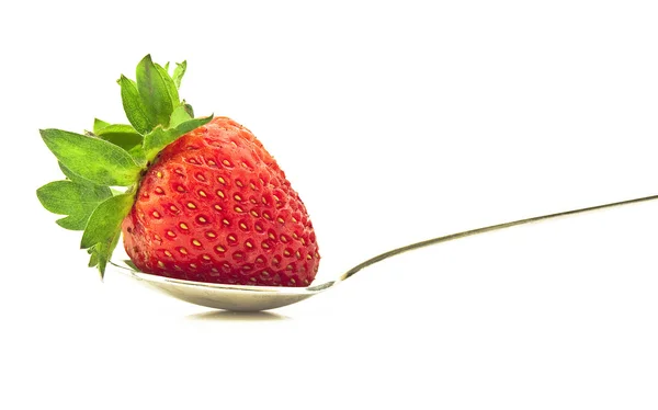 Reife Erdbeere auf einem Löffel — Stockfoto