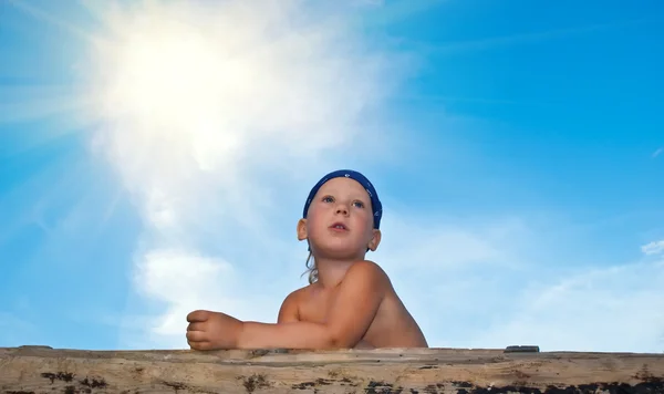 Το αγόρι κατά το γαλάζιο του ουρανού στο expectat — Φωτογραφία Αρχείου