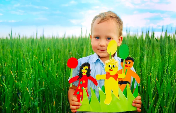 El chico contra un campo verde con una familia — Foto de Stock