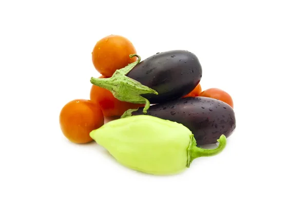 Jogo de verduras de verão frescas em um Whit — Fotografia de Stock
