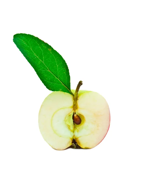 La mitad de la manzana joven con una hoja verde — Foto de Stock
