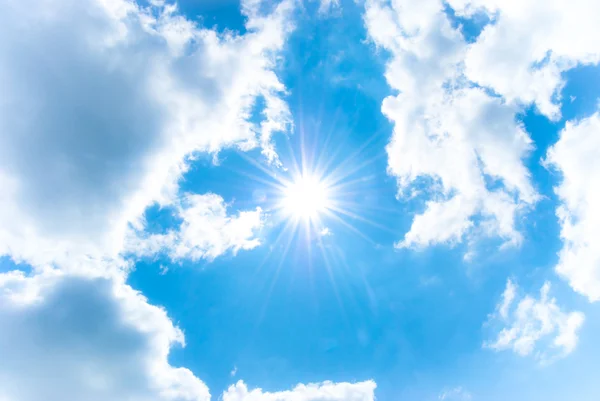 Сияющее солнце среди голубого неба — стоковое фото