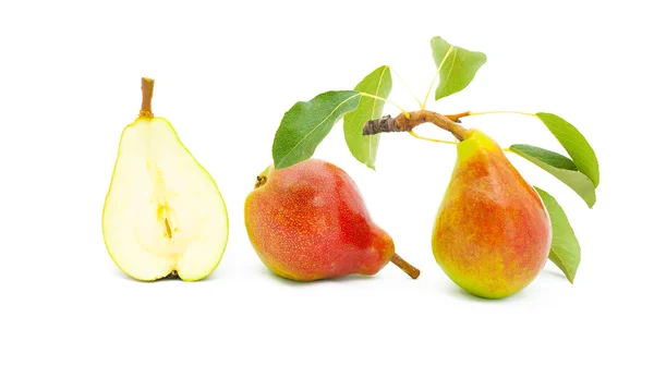 Mogna ljusa päron med blad på en vit — Stockfoto