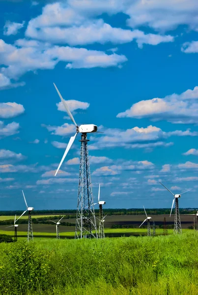 Вітрова електростанція - вітрова турбіна — стокове фото