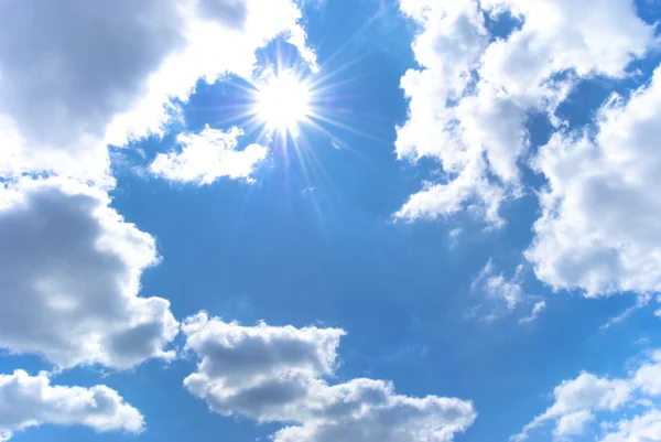 Zářící slunce mezi modré nebe a bílé — Stock fotografie