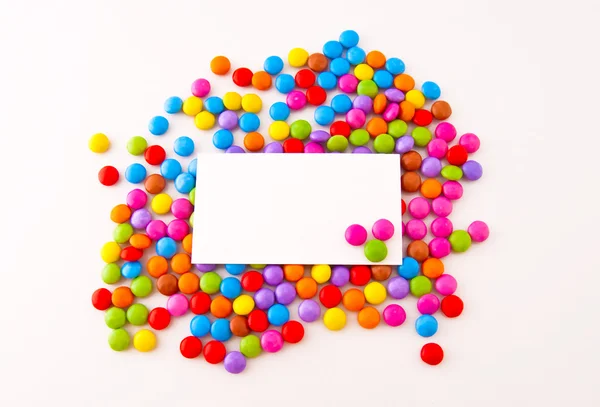 Caramelle multicolori al cioccolato su un piatto d'argento — Foto Stock