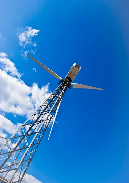 Větrné elektrárny - Větrná turbína proti — Stock fotografie