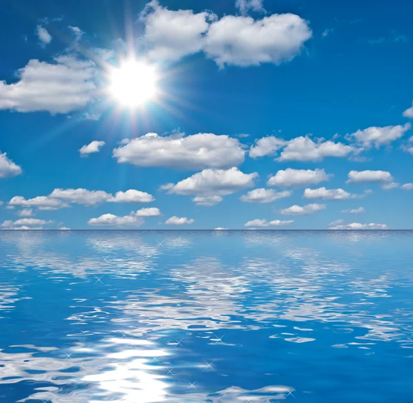 Güneş gökyüzünde, deniz yatay yaz — Stok fotoğraf