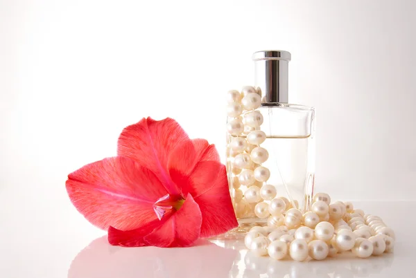 Butelka z perfum, naszyjnik z pereł — Zdjęcie stockowe