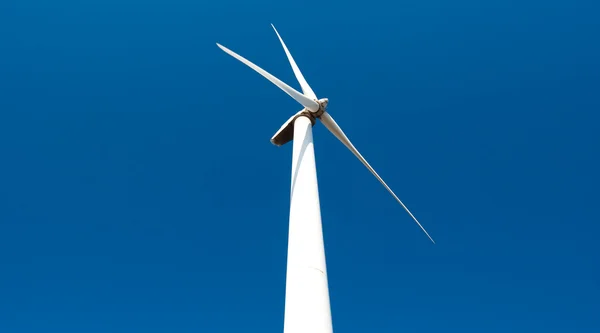 Central eólica - turbina eólica — Fotografia de Stock