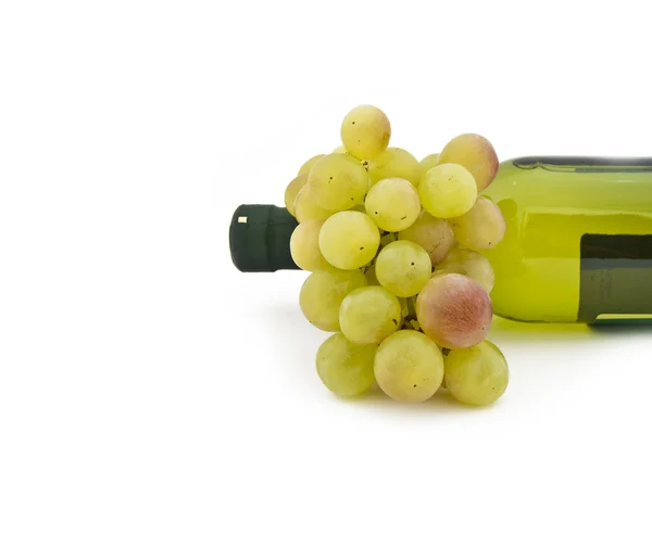 Cluster of ripe muscat grapes and wine — Stock Photo, Image