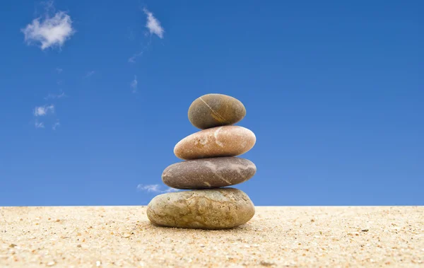 Les pierres équilibrées sur le sable — Photo