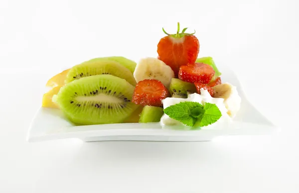 Egy négyszögletes edénybe nyári gyümölcssaláta — Stock Fotó