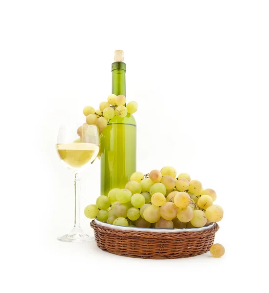 Bottiglia di vino bianco e uva bianca — Foto Stock